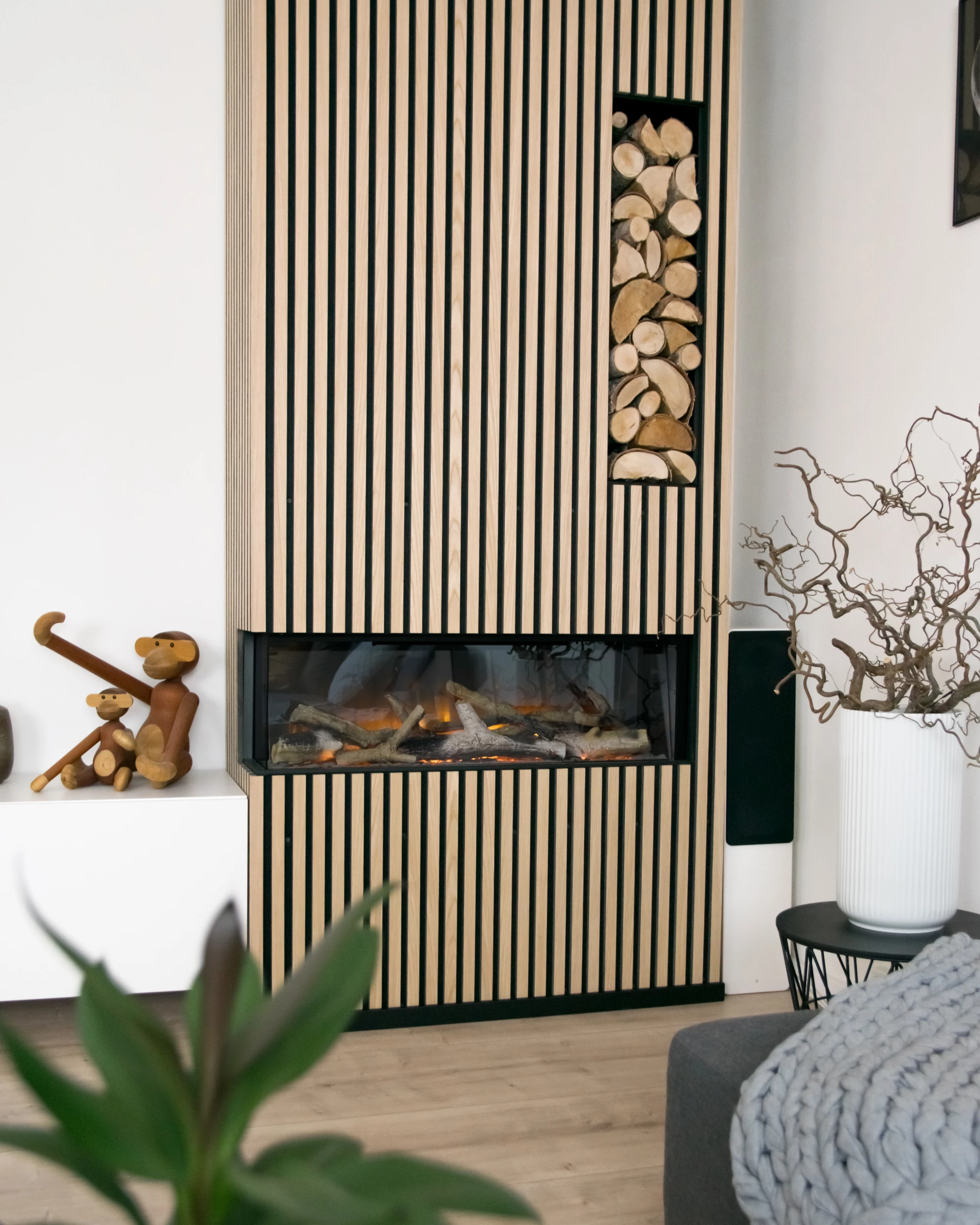 Indbygget elektrisk pejs med naturtro flammer