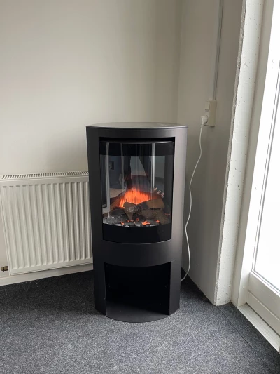 Eletrisk pejs med enkelt look Eletrisk pejs med enkelt look